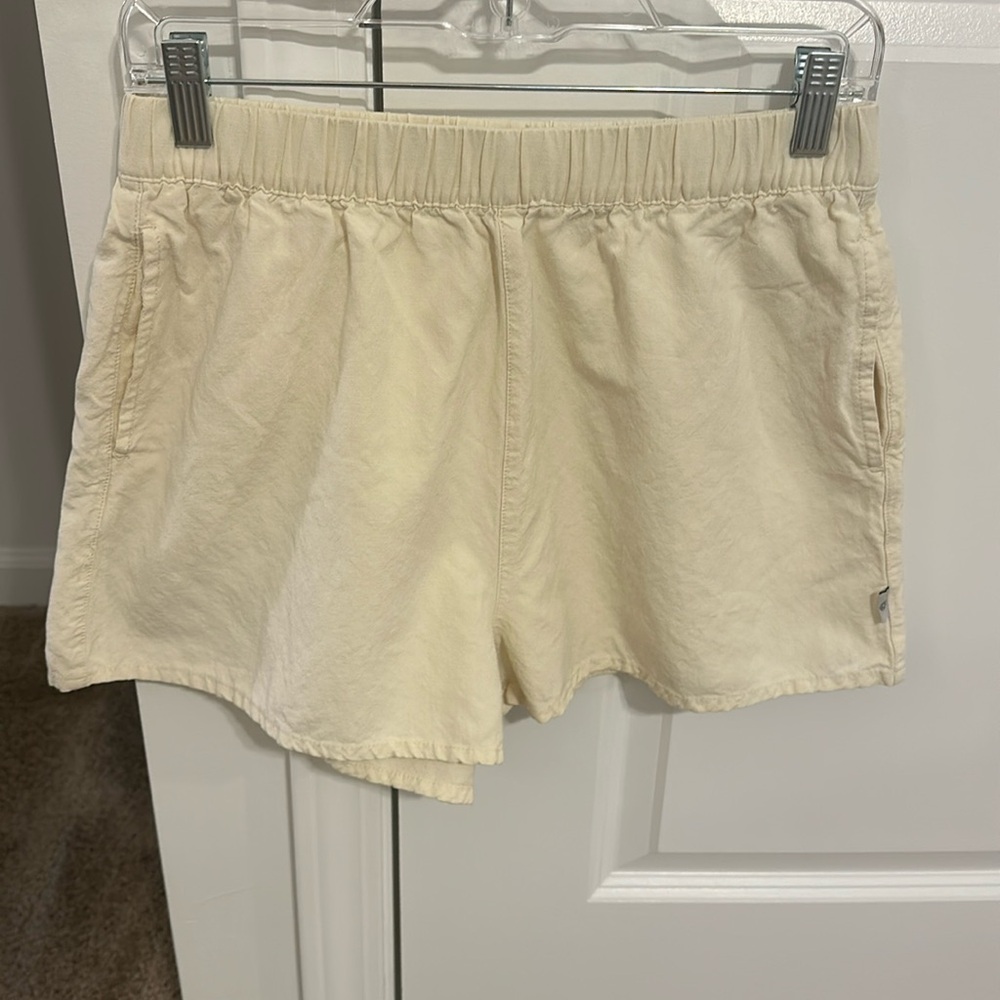 Rhythm cream/bone elastic waist pocket shorts. Like new ! Comfy and cute!